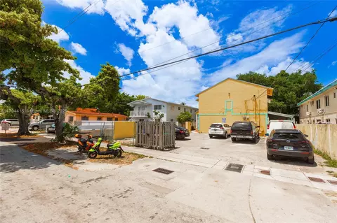 1613 NW 16th St #B, Miami, FL 33125