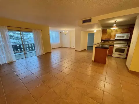 4330 Hillcrest Dr #214, Hollywood, FL 33021