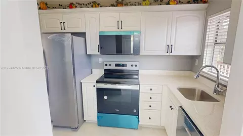 9900 Sunrise Lakes Blvd #309, Sunrise, FL 33322