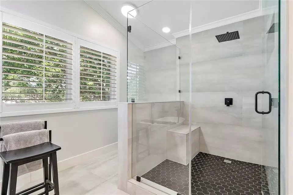 Bath - 20230 NW 7th St, Pembroke Pines, FL 33029 photo 9 of 12