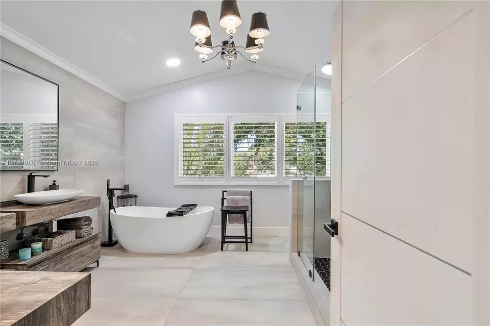 Bath - 20230 NW 7th St, Pembroke Pines, FL 33029 photo 4 of 12