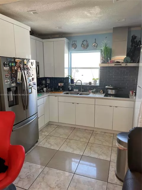 240 E 39th St, Hialeah, FL 33013 photo 3