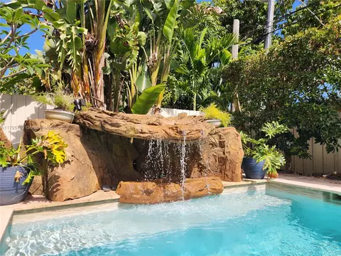 Exterior - 10320 SW 54 St, Miami, FL 33165 photo 2 of 4