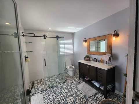 Bath - 10320 SW 54 St, Miami, FL 33165 photo 2 of 2