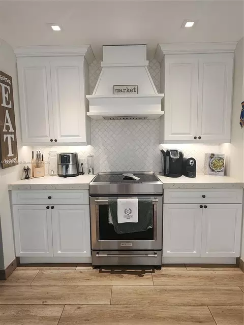 Kitchen - 10320 SW 54 St, Miami, FL 33165 photo 2 of 3