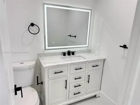 Bath - 7765 W 15th Ave, Hialeah, FL 33014 photo 3 of 4