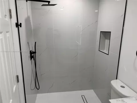 Bath - 7765 W 15th Ave, Hialeah, FL 33014 photo 4 of 4