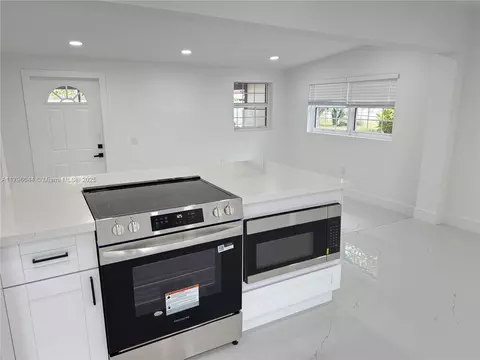 Kitchen - 7765 W 15th Ave, Hialeah, FL 33014 photo 2 of 2