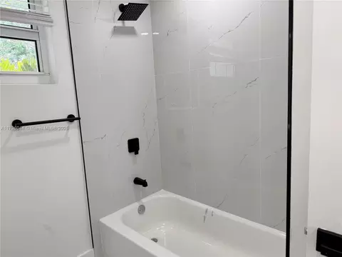 Bath - 7765 W 15th Ave, Hialeah, FL 33014 photo 2 of 4