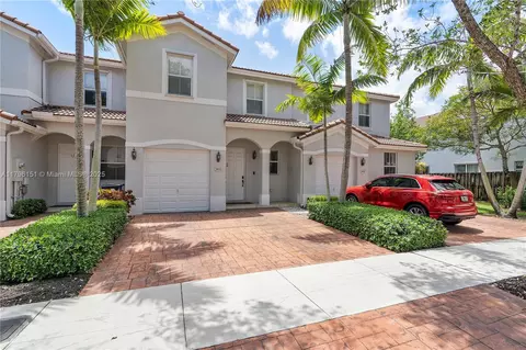 1018 NE 208th St, Miami, FL 33179