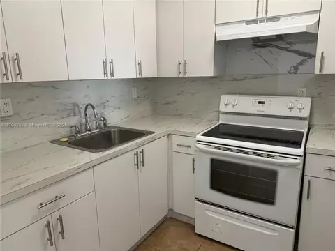 525 W 69th St #212, Hialeah, FL 33014