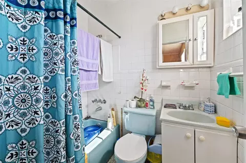 Bath - Undisclosed, Hialeah, FL 33010 photo 2 of 3