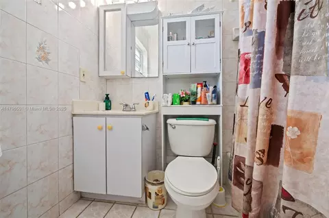 Bath - Undisclosed, Hialeah, FL 33010 photo 1 of 3