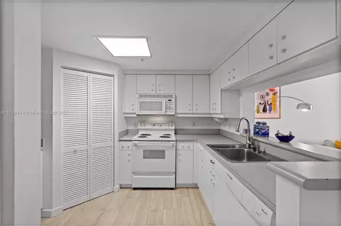 701 Brickell Key Blvd #1408, Miami, FL 33131 photo 17