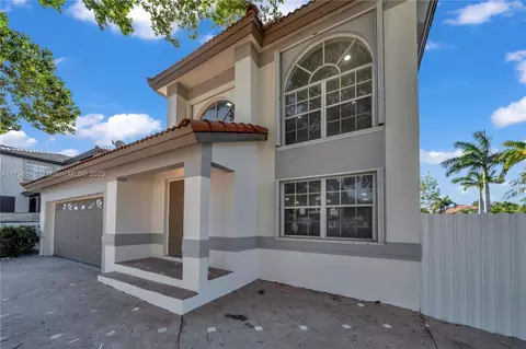 20076 NW 85th Ave, Hialeah, FL 33015 photo 2