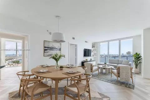 335 S Biscayne Blvd #1012, Miami, FL 33131