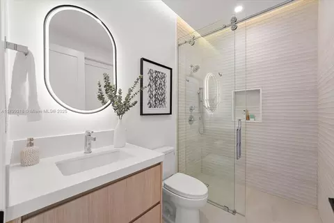 Bath - 12940 SW 82nd Pl, Pinecrest, FL 33156 photo 3 of 8