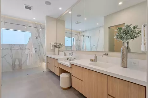 Bath - 12940 SW 82nd Pl, Pinecrest, FL 33156 photo 4 of 8
