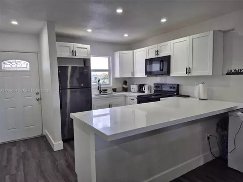 6850 W 16th Dr #320, Hialeah, FL 33014