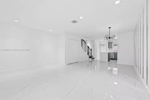 450 SE 7th St #214, Dania Beach, FL 33004