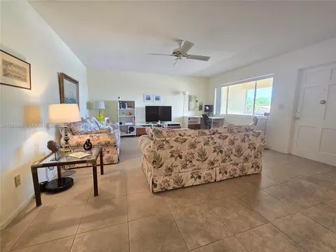 2121 NE 68th St #210, Fort Lauderdale, FL 33308