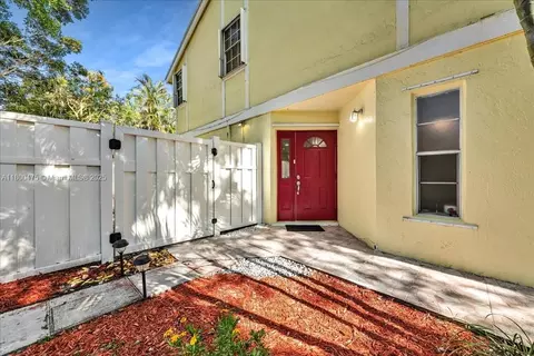 1060 SW 111th Way, Davie, FL 33324