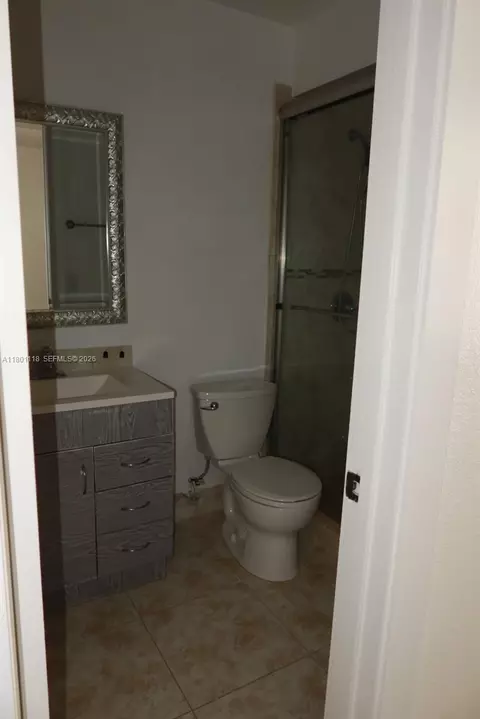 Bath - 8098 NW 99th Ter, Hialeah Gardens, FL 33016 photo 4 of 6