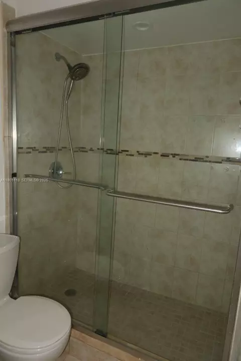 Bath - 8098 NW 99th Ter, Hialeah Gardens, FL 33016 photo 6 of 6
