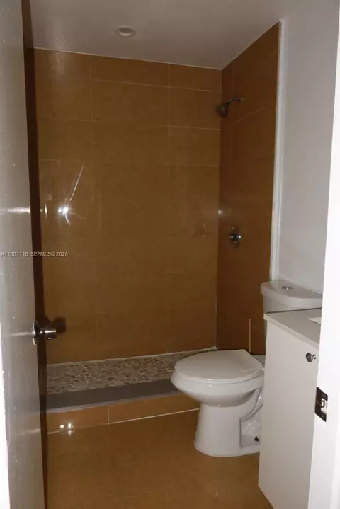 Bath - 8098 NW 99th Ter, Hialeah Gardens, FL 33016 photo 3 of 6