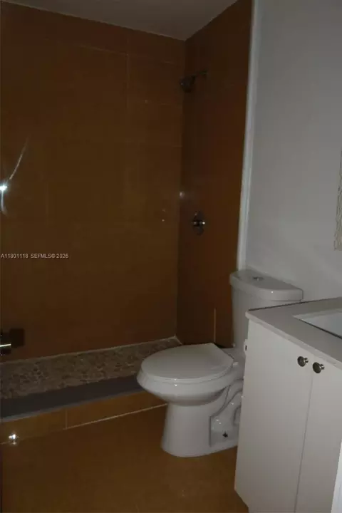 Bath - 8098 NW 99th Ter, Hialeah Gardens, FL 33016 photo 2 of 6