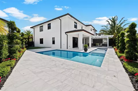 8862 NW 154th Ter, Miami Lakes, FL 33018