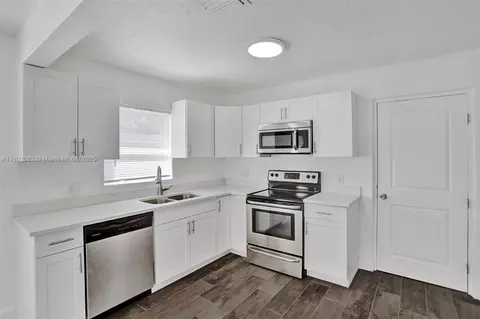 242 SW 9th St, Dania Beach, FL 33004