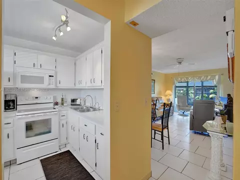 2800 NW 47th Ter #407B, Lauderdale Lakes, FL 33313