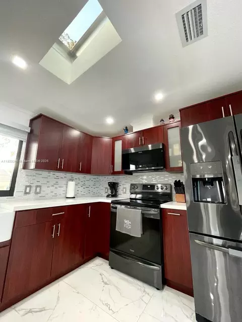 Kitchen - 271 Lance Ln, Key Largo, FL 33037 photo 3 of 3
