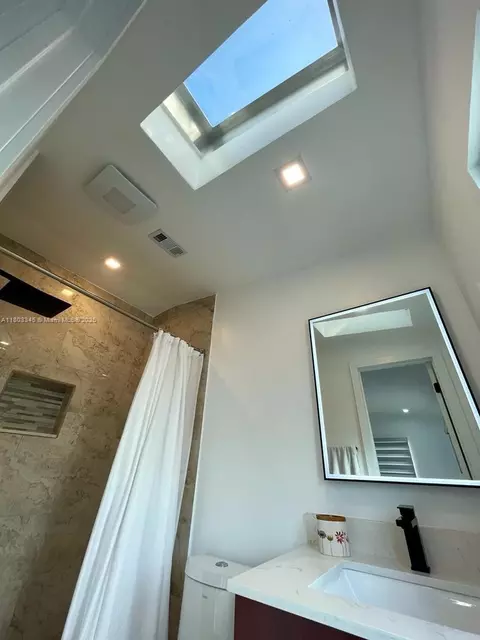 Bath - 271 Lance Ln, Key Largo, FL 33037 photo 3 of 4
