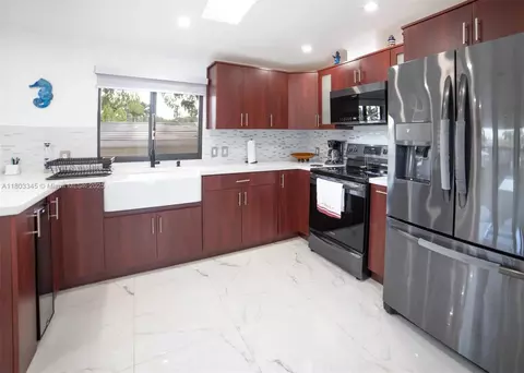 Kitchen - 271 Lance Ln, Key Largo, FL 33037 photo 2 of 3