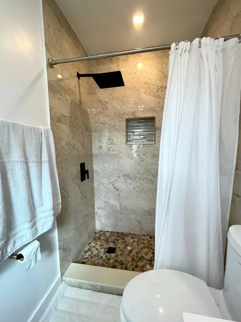 Bath - 271 Lance Ln, Key Largo, FL 33037 photo 4 of 4