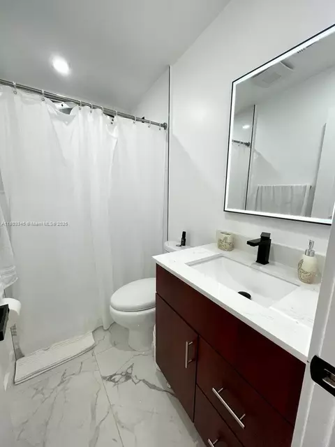 Bath - 271 Lance Ln, Key Largo, FL 33037 photo 1 of 4