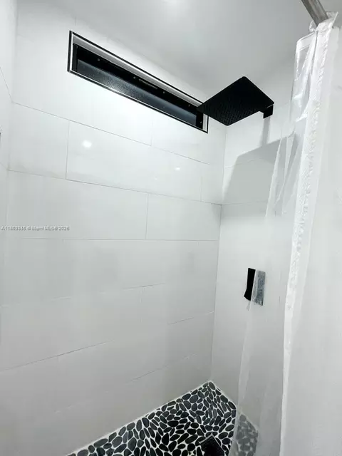 Bath - 271 Lance Ln, Key Largo, FL 33037 photo 2 of 4