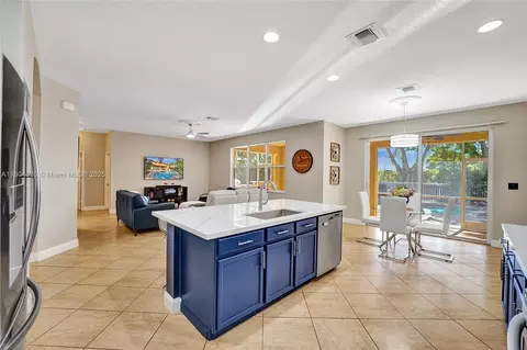 Kitchen - 4470 E Seneca Ave, Weston, FL 33332 photo 4 of 10