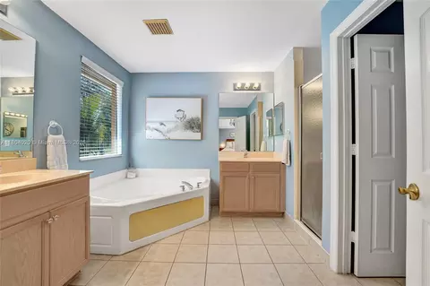 Bath - 4470 E Seneca Ave, Weston, FL 33332 photo 4 of 10
