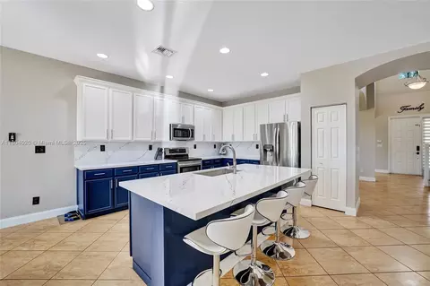 Kitchen - 4470 E Seneca Ave, Weston, FL 33332 photo 8 of 10