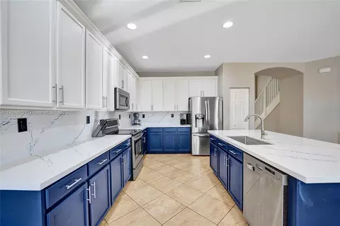 Kitchen - 4470 E Seneca Ave, Weston, FL 33332 photo 5 of 10