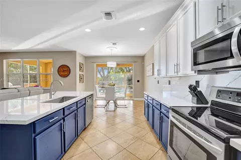 Kitchen - 4470 E Seneca Ave, Weston, FL 33332 photo 2 of 10