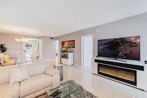 3181 S Ocean Dr #308, Hallandale Beach, FL 33009