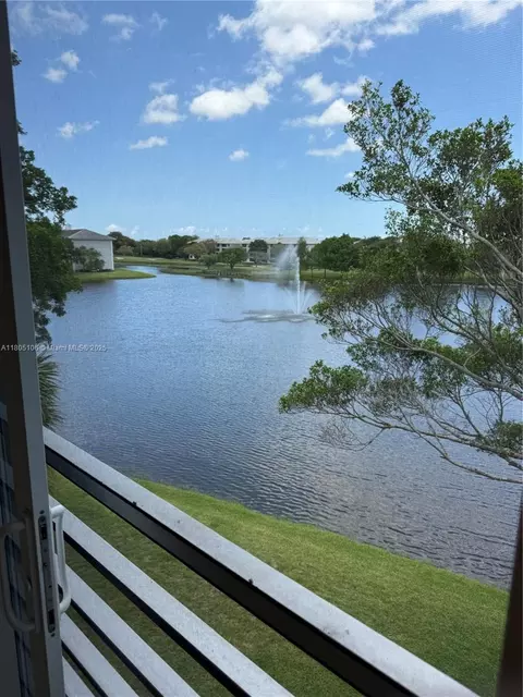 9420 Poinciana Pl #403, Davie, FL 33324