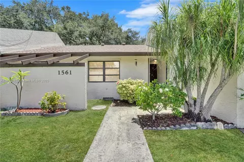 1561 NW 98th Ter, Pembroke Pines, FL 33024