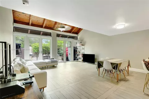 1033 NW 124th Ave, Pembroke Pines, FL 33026