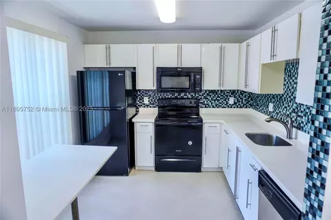 805 NW 108th Ter #7L5, Pembroke Pines, FL 33026
