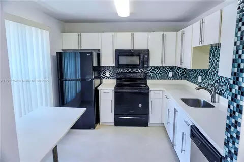 805 NW 108th Ter #7L5, Pembroke Pines, FL 33026